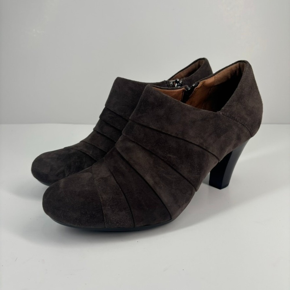 Clarks Artisan Society Gown II Women's US 7.5M Brown Suede Pleated Boot Shooties